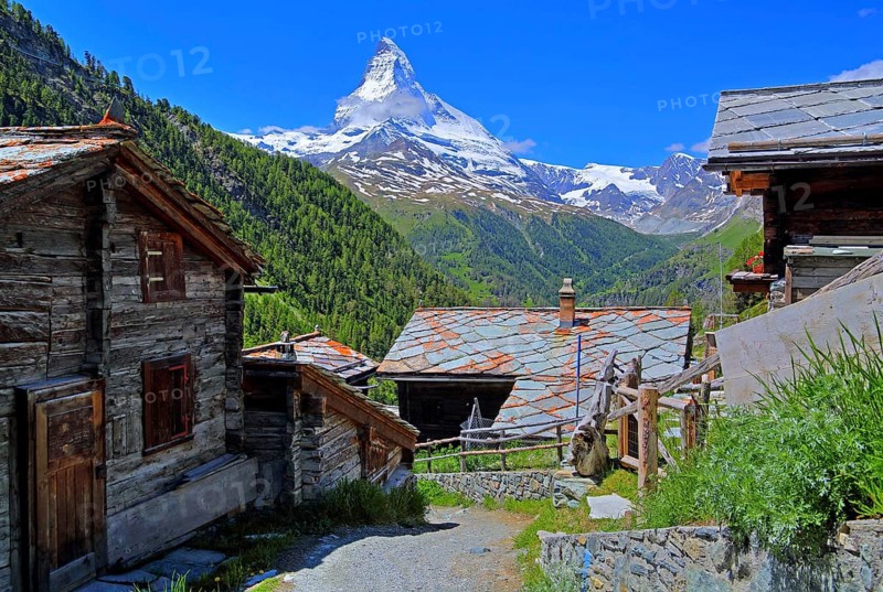 Mountain huts in the hamlet of Findeln with Matterhorn 4478m