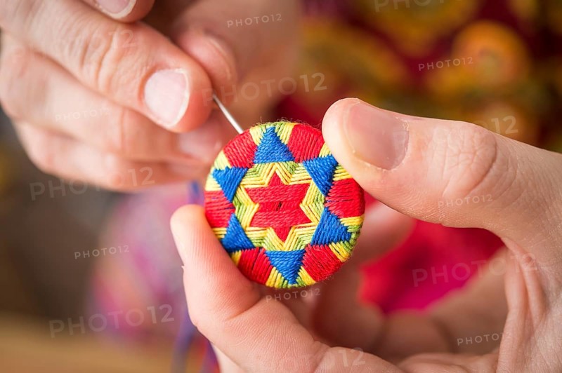 Button maker cutting finishing star pattern