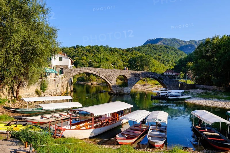 Excursion boats and Old Bridge Stari most