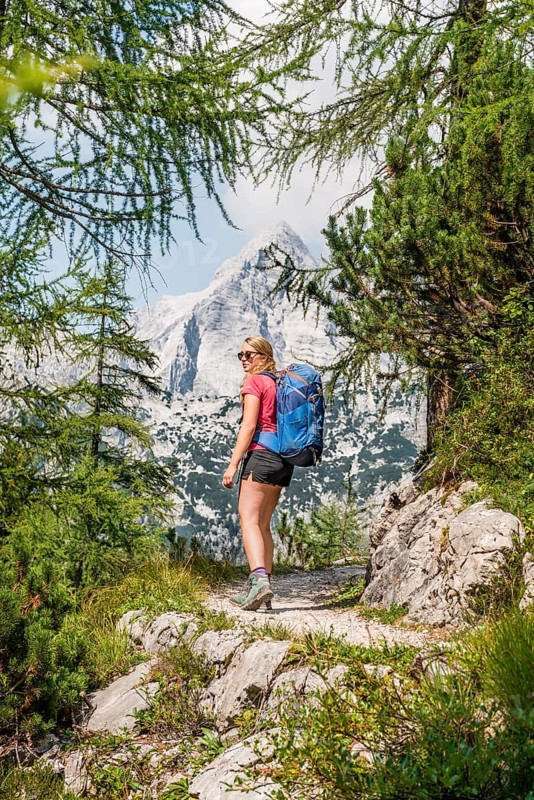 Hiker on a hiking trail to the Karlingerhaus