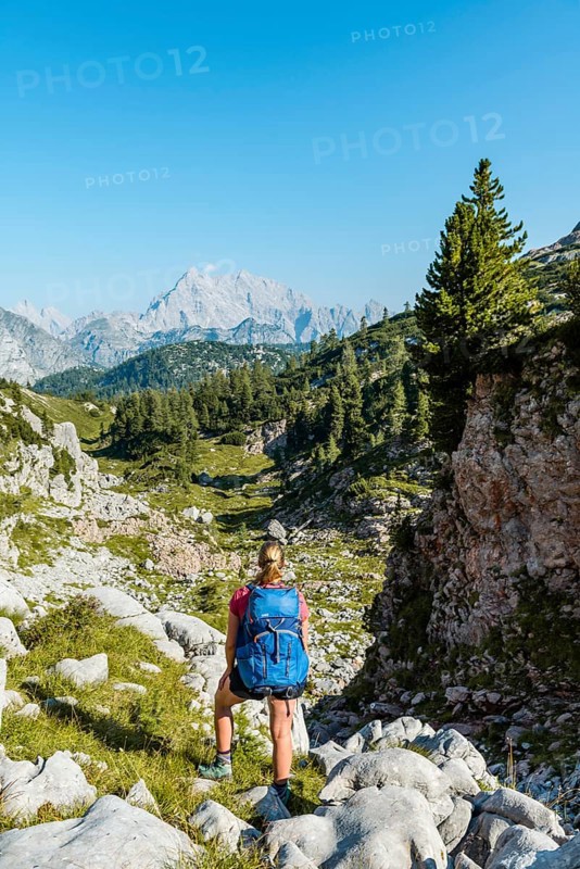 Hiker mit Rucksack looks into the distance