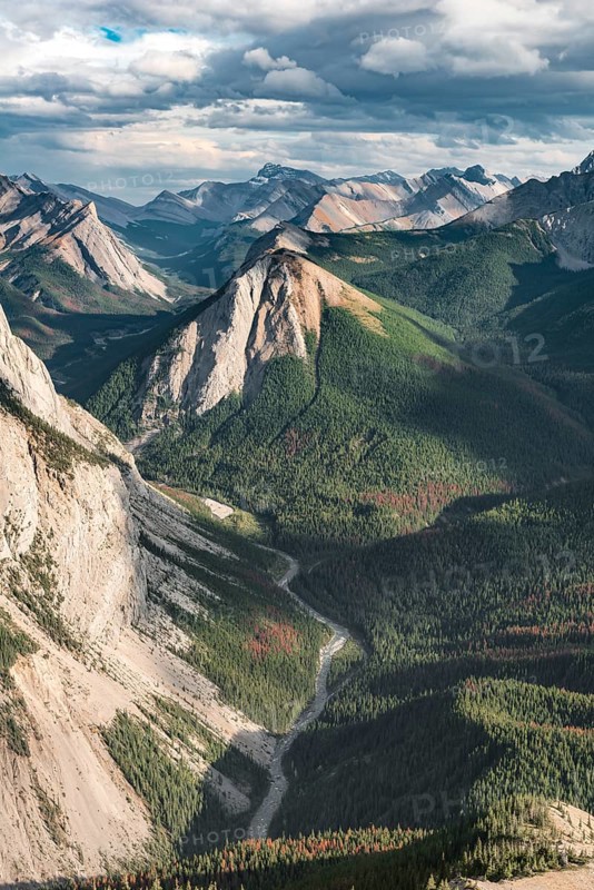 Spectacular views from Sulphur Skyline Trail to mountain landscape with river valley