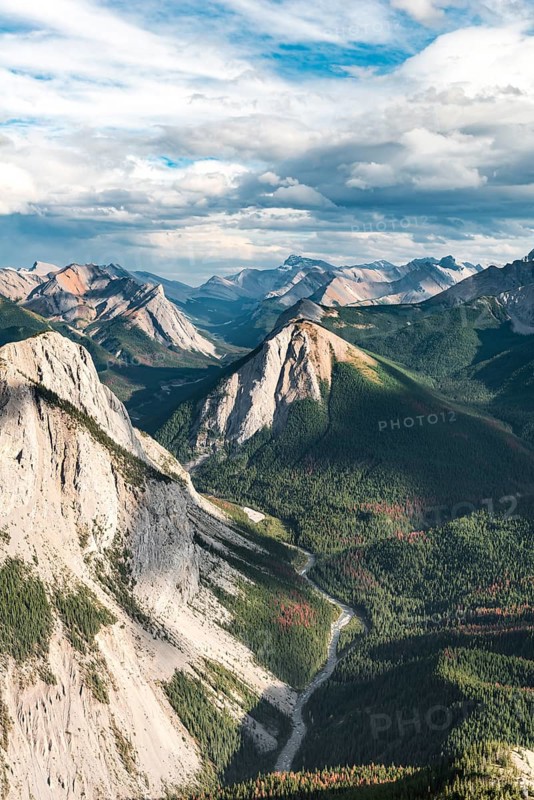 Spectacular views from Sulphur Skyline Trail to mountain landscape with river valley