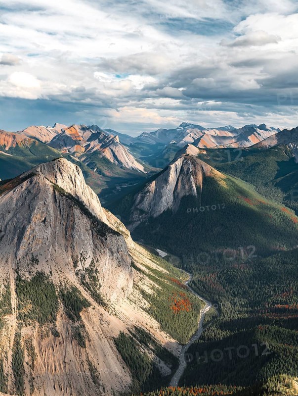 Spectacular views from Sulphur Skyline Trail to mountain landscape with river valley
