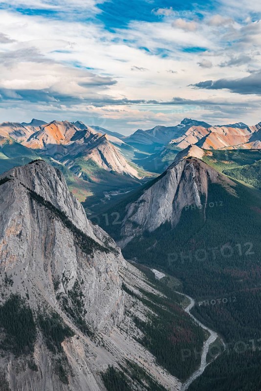 Spectacular views from Sulphur Skyline Trail to mountain landscape with river valley