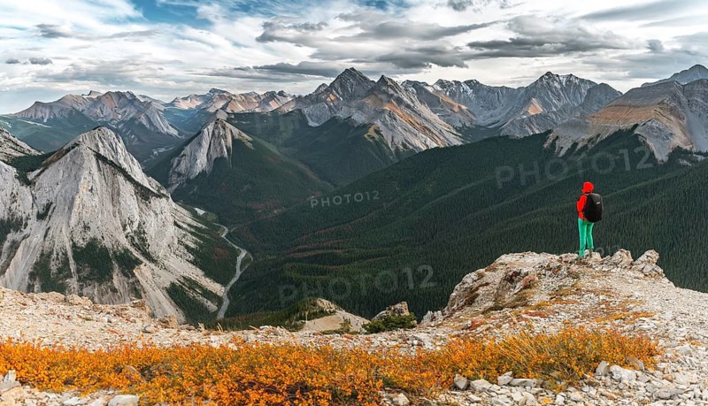 Female hiker to summit on Sulphur Skyline Trail
