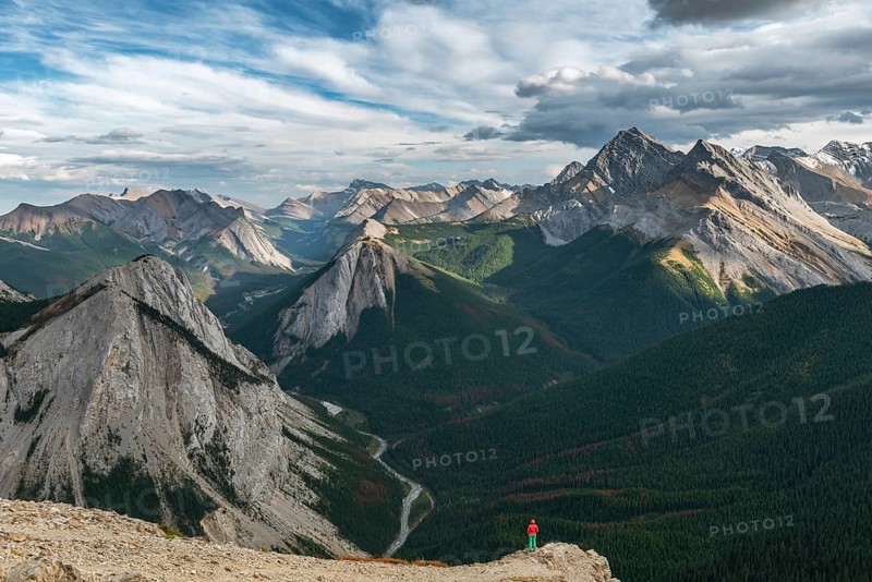 Female hiker at spectacular view from the summit of Sulphur Ridge