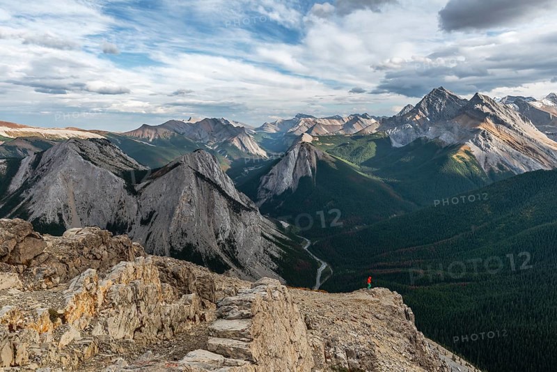 Female hiker at spectacular view from the summit of Sulphur Ridge
