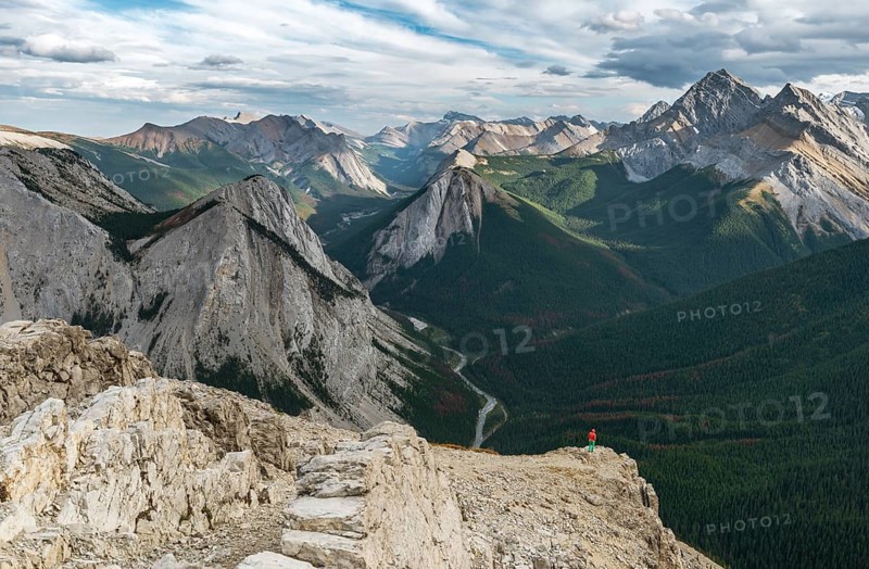 Female hiker at spectacular view from the summit of Sulphur Ridge
