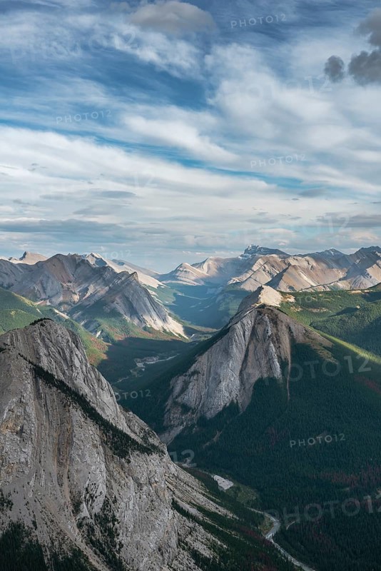Spectacular views from Sulphur Skyline Trail to mountain landscape with river valley