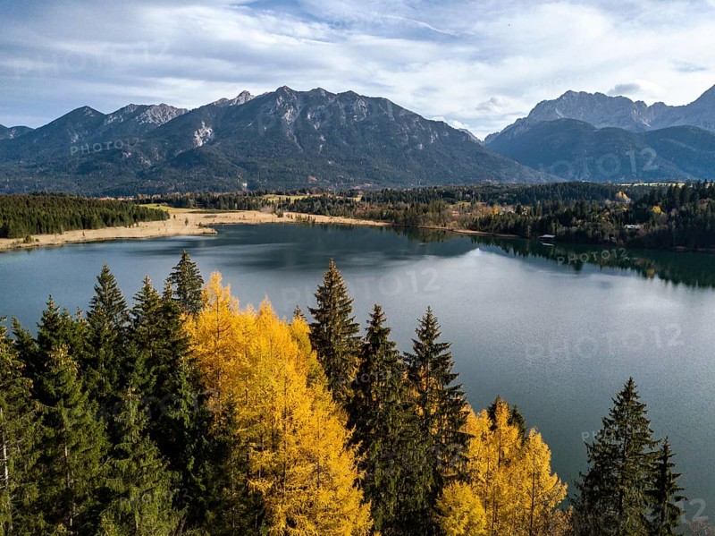Barmsee in front of the mountains in autumn