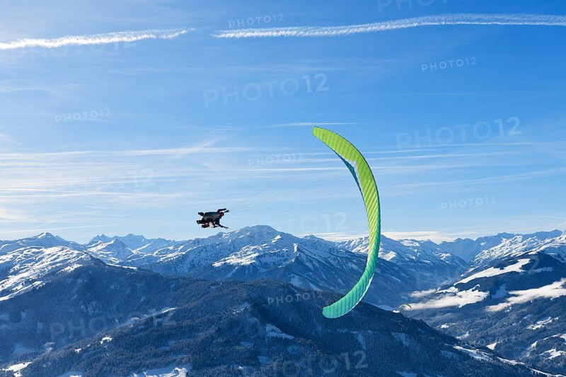 Paraglider flies from the Hohe Salve into the valley of Hopfgarten