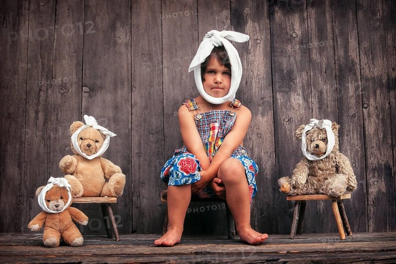 Four-year girl and teddy bears with toothache