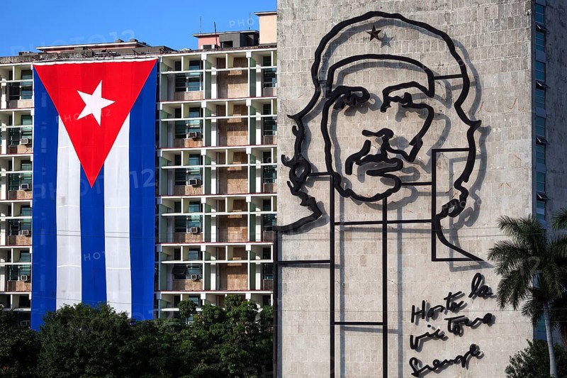 Cuban flag and portrait of Che Guevara on house facade