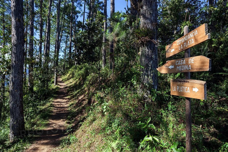 Trail signpost to Comandancia General de La Plata