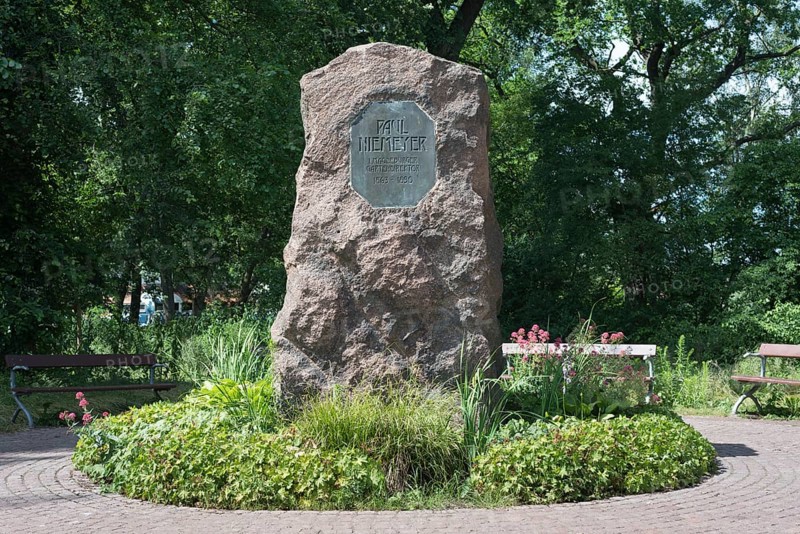 Monument to Paul Niemeyer