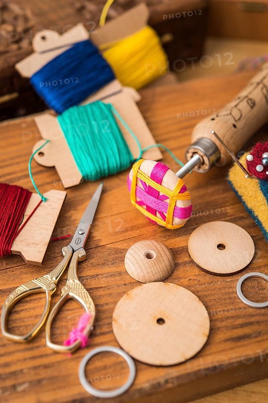 Posamentenknopf in production with button blanks