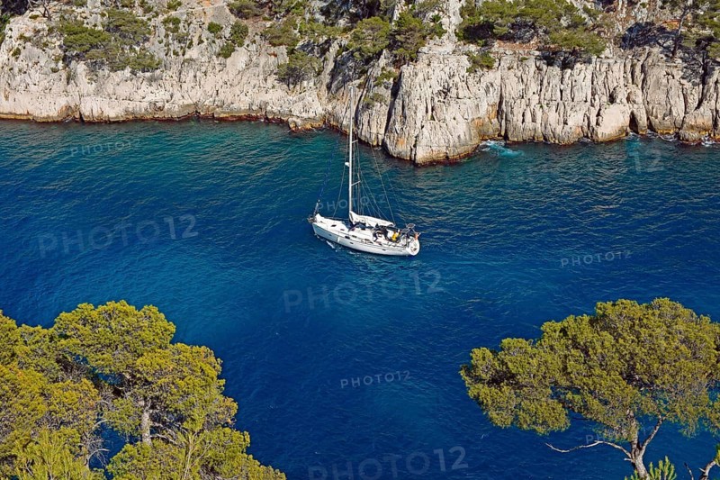 Sailing boat in Calanque de Port Pin