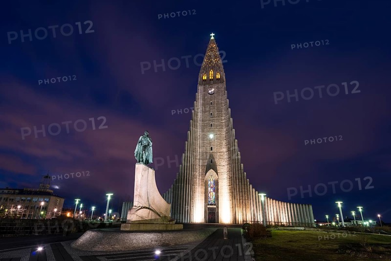 Hallgrimskirkja or church of Hallgrimur and monument to Leif Eriksson at night