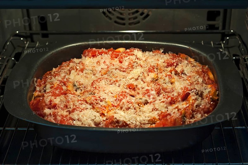 Baked pasta dish with tomato and cheese