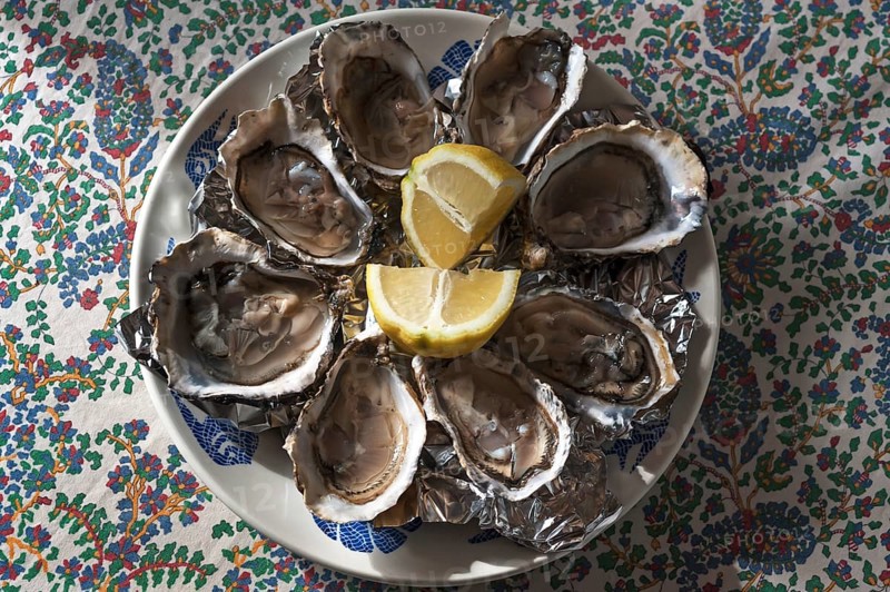 Fresh oysters with lemon