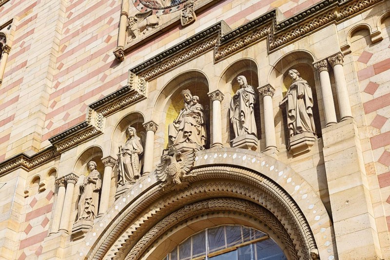 Patron saints of the cathedral on the western facade