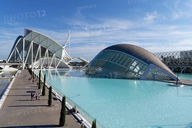 Fountain Fuente de San Luis with Science Museum Museu de les Ciencies Principe Felipe and L'Hemisferic 3D cinema
