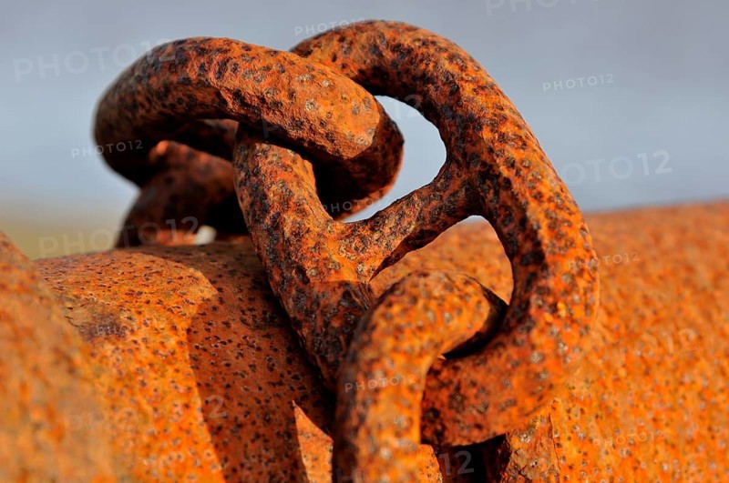 Rusty chain links