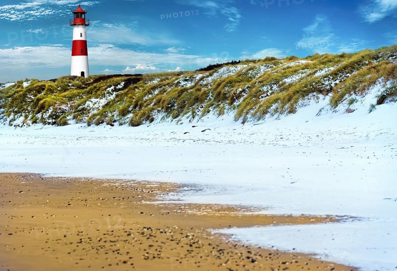 Winter with snow on the beach with ighthouse List-Ost