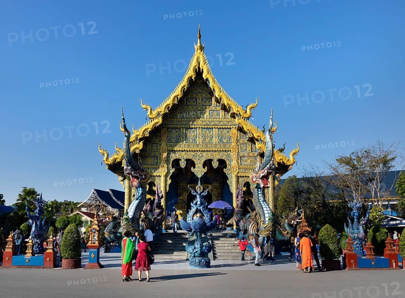 Tourists in front of Wat Rong Seur Ten