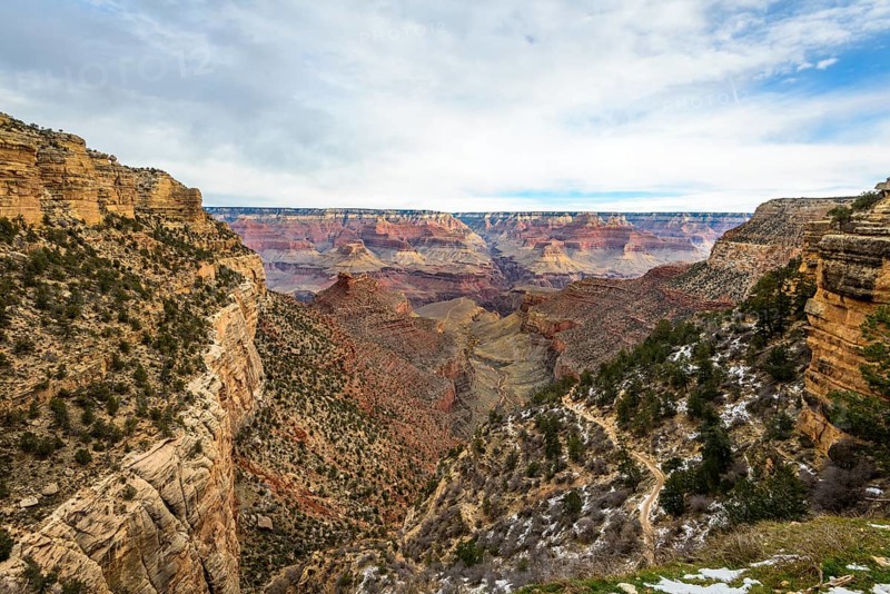 View into the gorge of the Grand Canyon