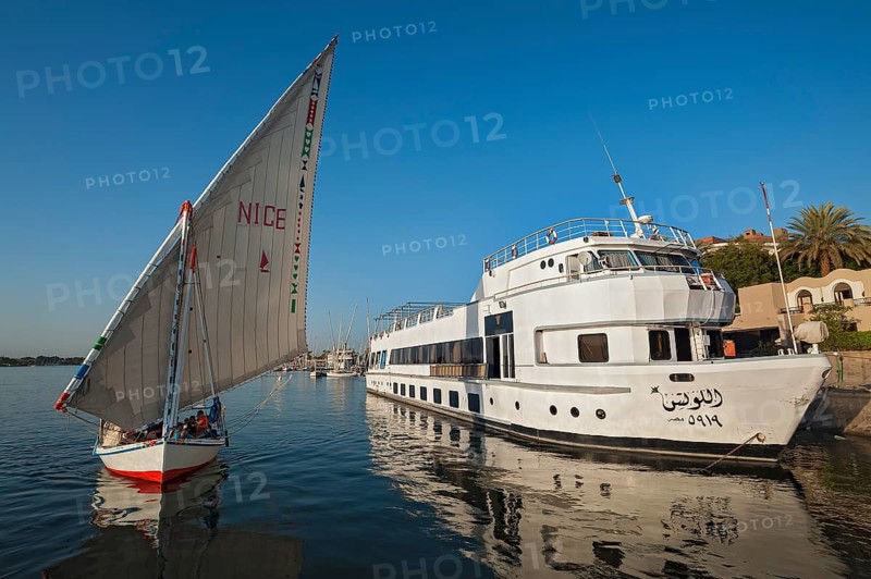 single-masted sailing boat