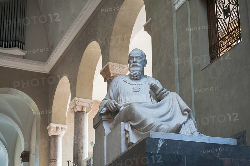 Marble figure of Prince Regent Luitpold in the Lichthof of the LMU