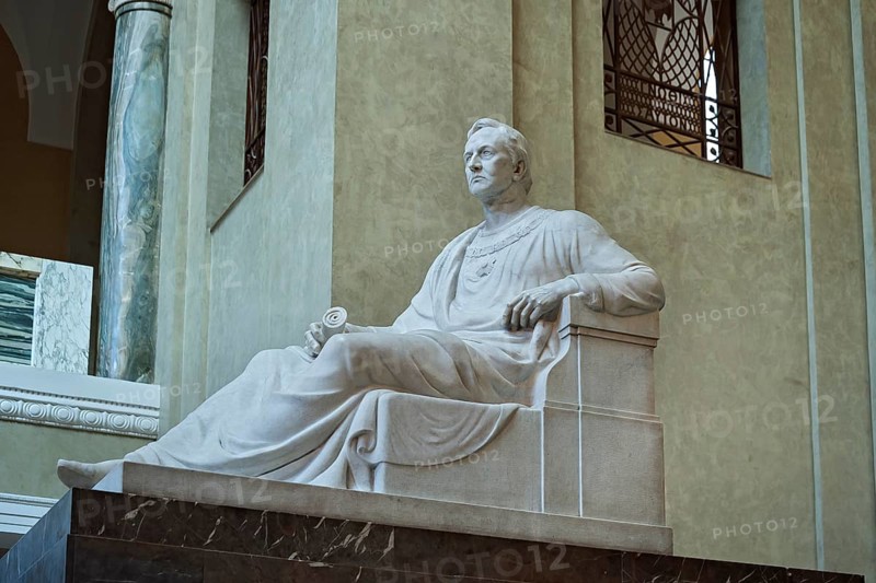 Marble figure of King Ludwig I in the Lichthof of the LMU