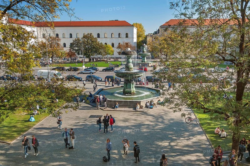 The Geschwister-Scholl-Platz with its fountain