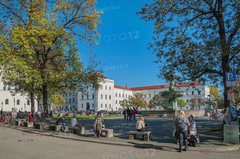 The Geschwister-Scholl-Platz with its fountain