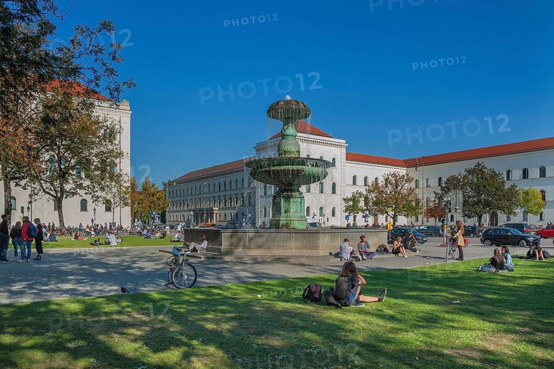 The Geschwister-Scholl-Platz with its fountain