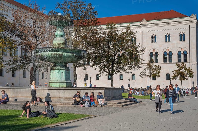 The Geschwister-Scholl-Platz with its fountain