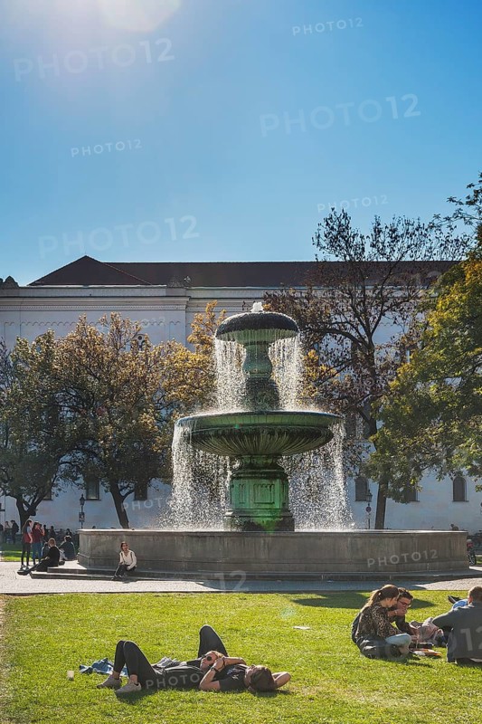 The Geschwister-Scholl-Platz with its fountain