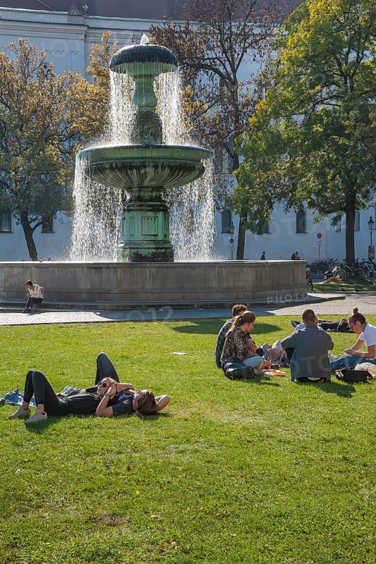 The Geschwister-Scholl-Platz with its fountain