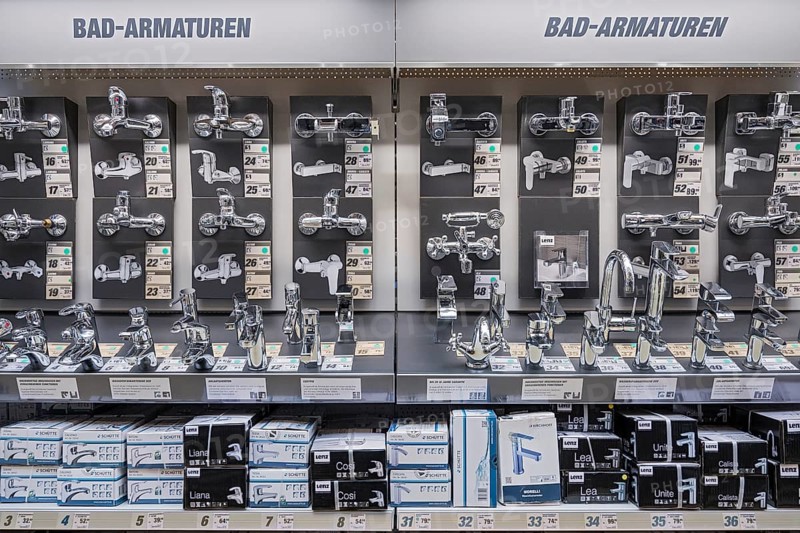 Bathroom fittings in the DIY store