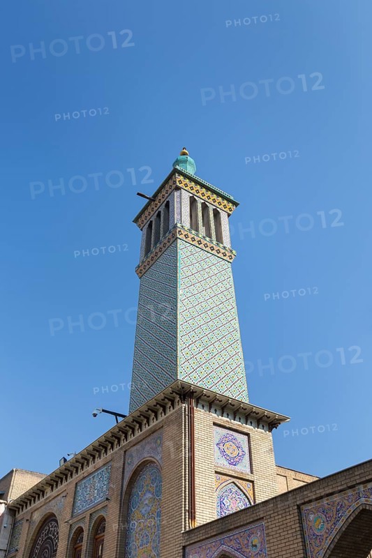 Wind tower building
