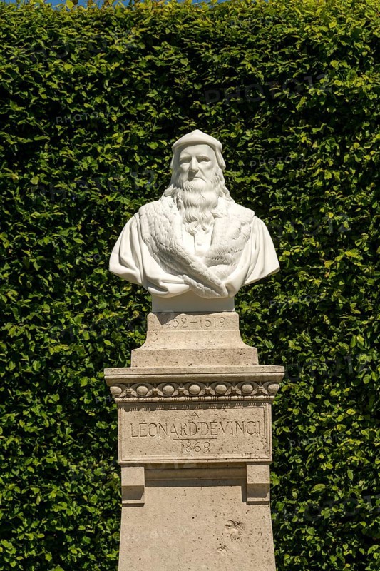 Leonardo-da-Vinci statue in the garden of the Chateau d'Amboise