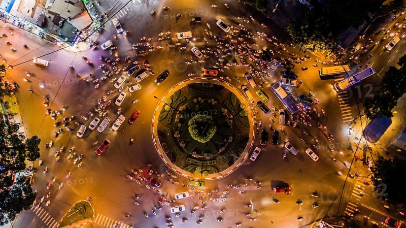 Illuminated Nga sau Cong Hoa traffic circle at night