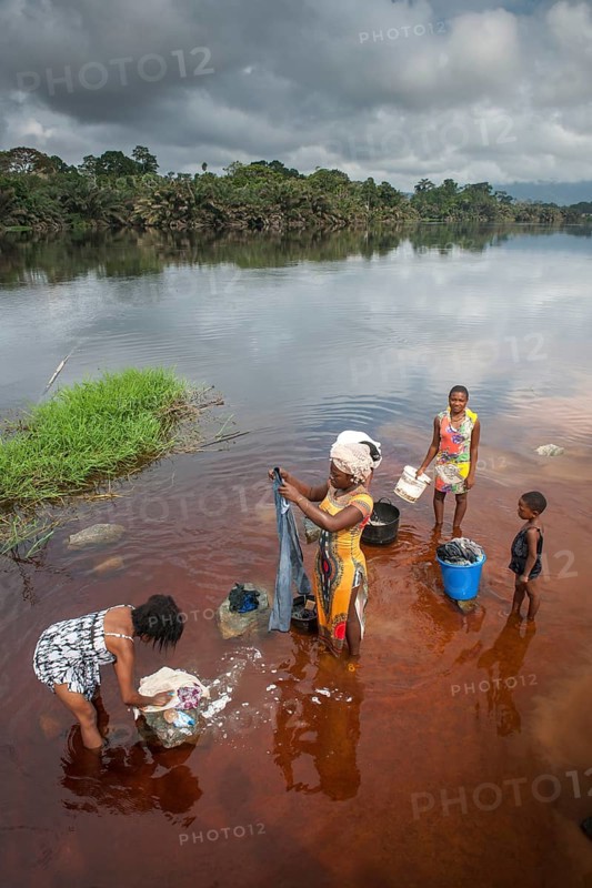 Women washing clothes in the river Ntem