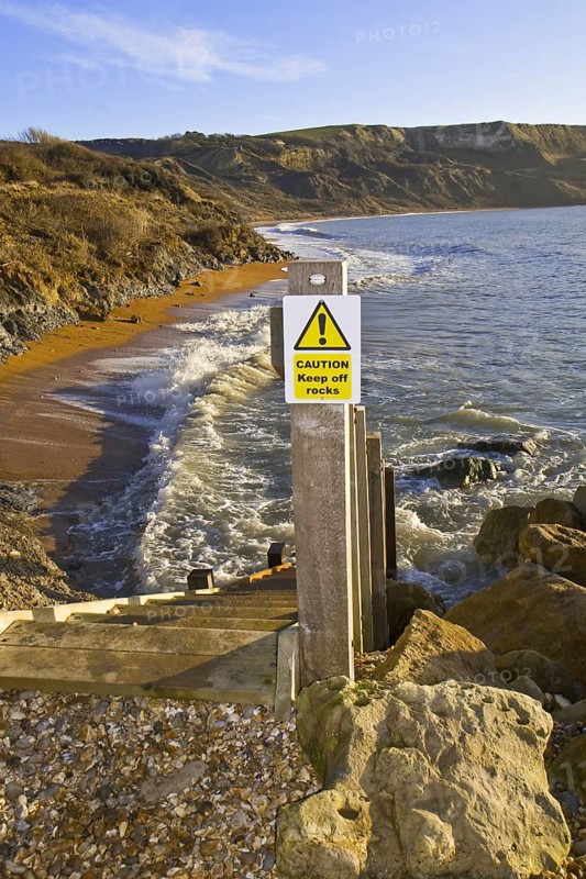 Caution Keep off rocks