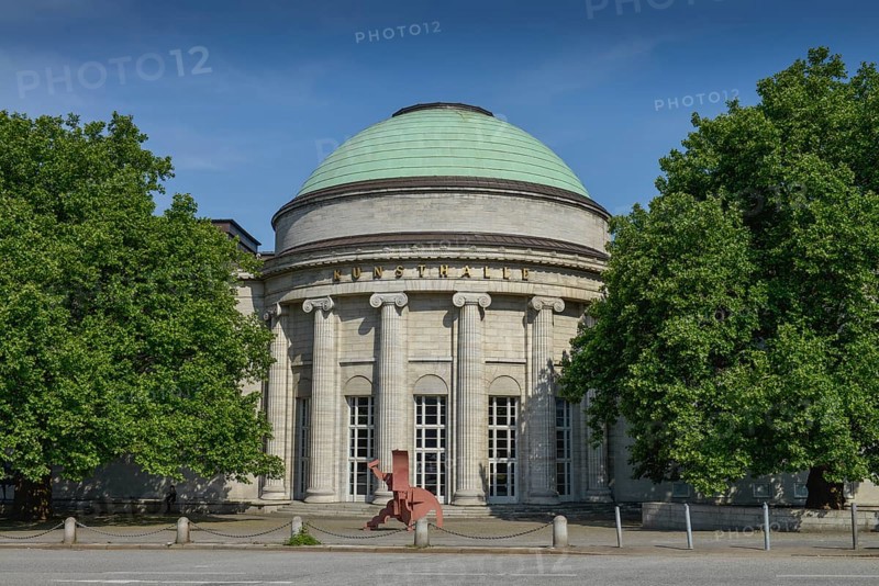Kunsthalle Hamburg with sculpture