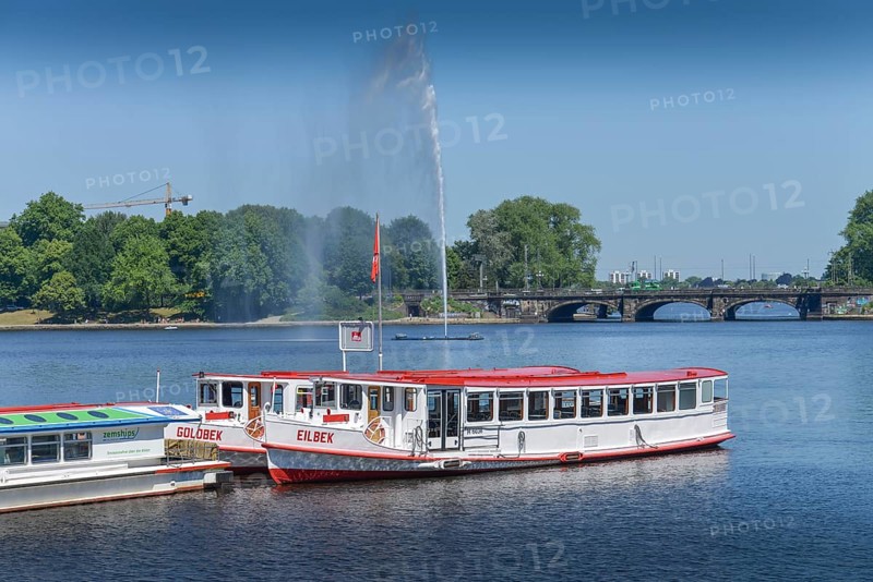 Excursion steamer at Jungfernstieg