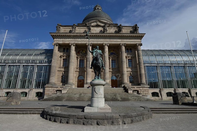 Bavarian State Chancellery with equestrian statue of Otto von Wittelsbach