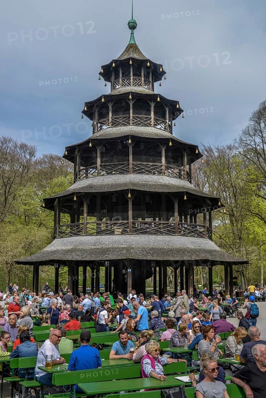 Many visitors in the beer garden
